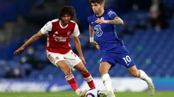 Mohamed Elneny of Arsenal (left) tries to stop Cristian Pulisic of Chelsea (right). (Getty)