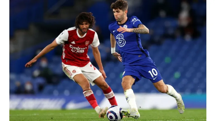 Mohamed Elneny of Arsenal (left) tries to stop Cristian Pulisic of Chelsea (right). (Getty)