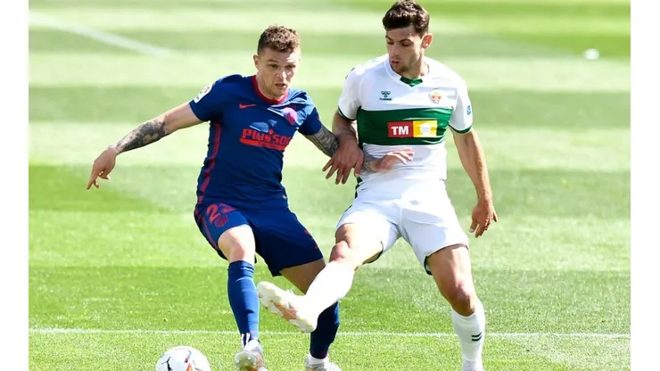 Kieran Trippier of Atletico Madrid (left) fights for the ball with Ivan Marcone of Elche (right). (Getty)