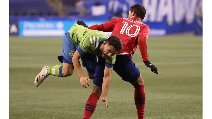 Cristian Roldan of Seattle Sounders (left) gets a fault from Andres Ricaurte of FC Dallas (right) (Getty)