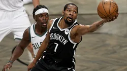 Jrue Holiday guarding Kevin Durant. (Getty)