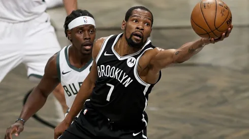 Jrue Holiday guarding Kevin Durant. (Getty)