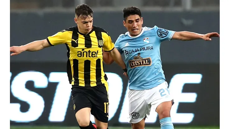 Valentín Rodríguez of Peñarol (left) and Irven Ávila of Sporting Cristal (Getty).