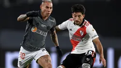 Eduardo Vargas of Atletico Mineiro (left) and Milton Casco of River Plate (Getty).