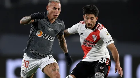 Eduardo Vargas of Atletico Mineiro (left) and Milton Casco of River Plate (Getty).