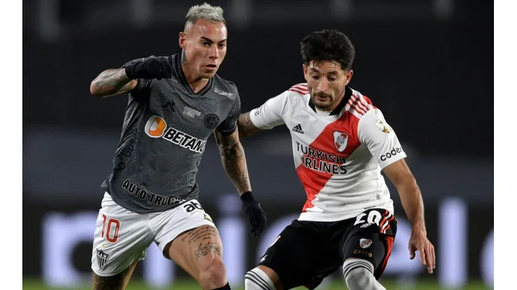 Eduardo Vargas of Atletico Mineiro (left) and Milton Casco of River Plate (Getty).