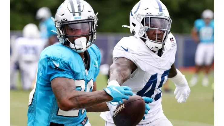 Rodney Smith of Carolina Panthers (left) runs against Matthew Adams of Indianapolis Colts (right). (Getty))