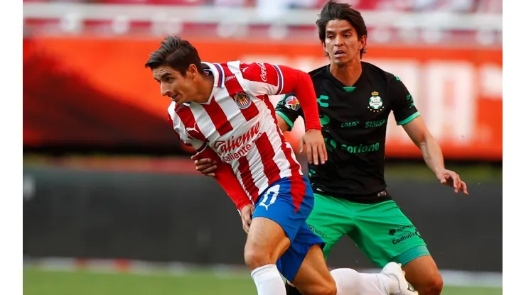 Isaac Brizuela of Chivas (left) runs while Carlos Orrantia of Santos Laguna follows him (left) (Getty)