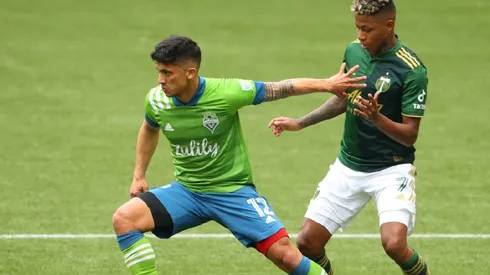Fredy Montero of Seattle Sounders (right) tries to stop Andy Polo of Portland Timbers (left), (Getty)