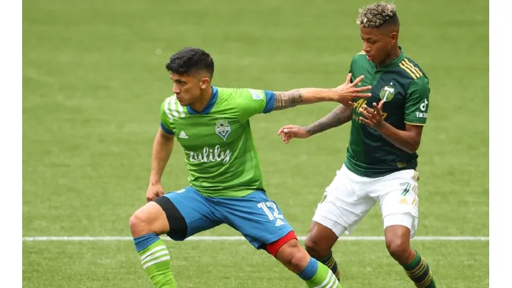 Fredy Montero of Seattle Sounders (right) tries to stop Andy Polo of Portland Timbers (left), (Getty)