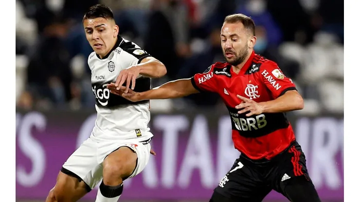 Brian Ojeda of Olimpia (left) and Everton Ribeiro of Flamengo (Getty).