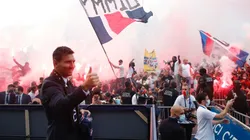 Lionel Messi greeting fans outside PSG Stadium (Twitter: @PSG_espanol).