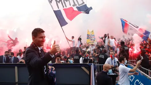 Lionel Messi greeting fans outside PSG Stadium (Twitter: @PSG_espanol).