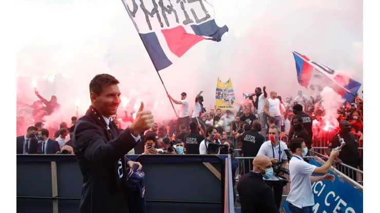 Lionel Messi greeting fans outside PSG Stadium (Twitter: @PSG_espanol).