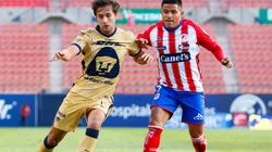 Carlos Gutierrez of Pumas UNAM (left), fight the ball with Juan Castro of Atletico San Luis (right) (Getty)