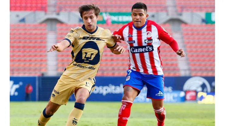 Carlos Gutierrez of Pumas UNAM (left), fight the ball with Juan Castro of Atletico San Luis (right) (Getty)