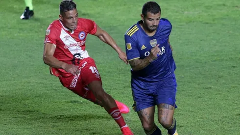 Jonathan Sandoval of Argentinos Juniors(left) tries to steal the ball from Edwin Cardona of Boca Juniors (right). (Getty)