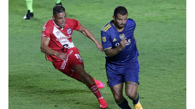 Jonathan Sandoval of Argentinos Juniors(left) tries to steal the ball from Edwin Cardona of Boca Juniors (right). (Getty)