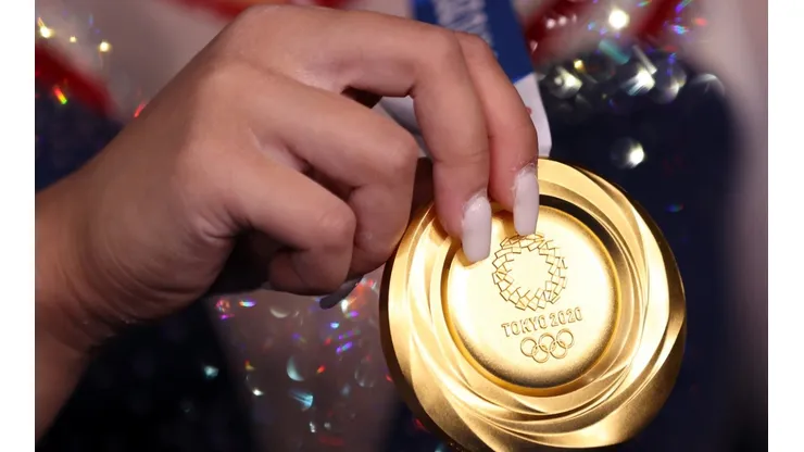 Detailed view of a golden medal the Tokyo 2020. (Getty)