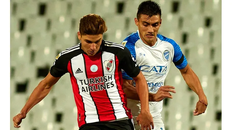 Julian Alvarez of River Plate (left) fights for the ball with Fabian Henriquez of Godoy Cruz (right). (Getty)