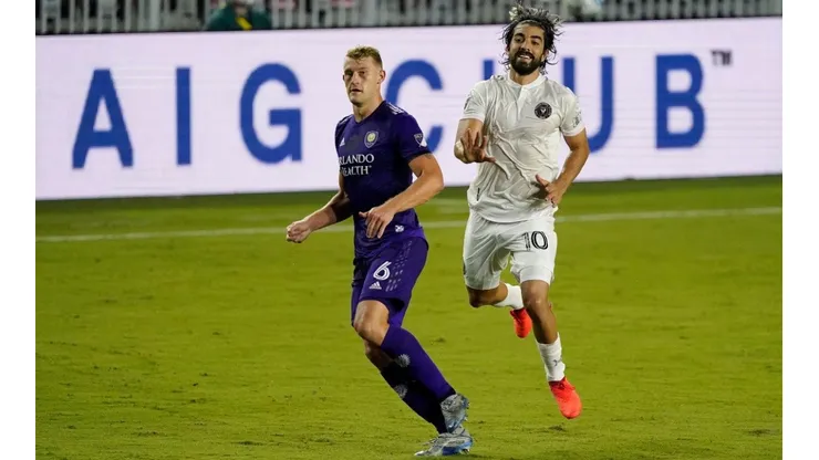 Robin Jansson of Orlando City SC (left), and Rodolfo Pizarro of Inter Miami (fith) wait for a ball pass. (Getty)