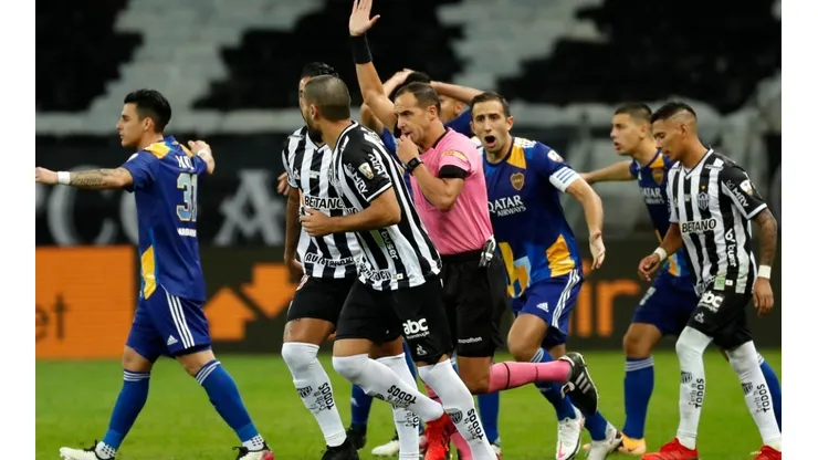 Referee Esteban Ostojich gestures after a VAR review for a possible goal for Boca Juniors as players react during a round of sixteen second leg match between Atletico Mineiro (Getty)