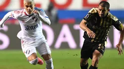Brian Ocampo of Nacional (left) competes for the ball with Walter Gargano of Peñarol (right). (Getty)