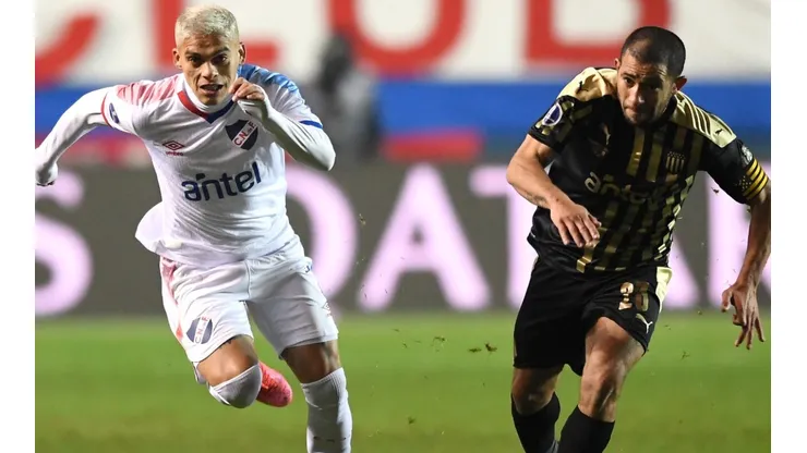 Brian Ocampo of Nacional (left) competes for the ball with Walter Gargano of Peñarol (right). (Getty)