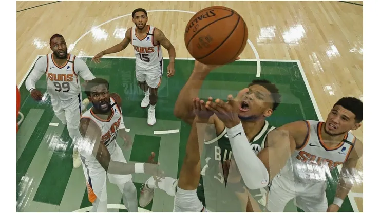 Giannis Antetokounmpo scores on the Phoenix Suns. (Getty)