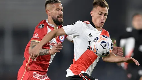 Miguel Torrén of Argentinos Juniors competes for the ball with Braian Romero of River Plate (Getty).