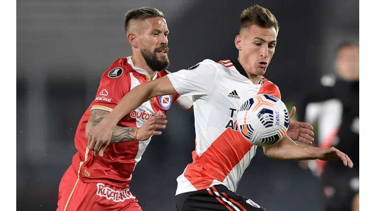 Miguel Torrén of Argentinos Juniors competes for the ball with Braian Romero of River Plate (Getty).