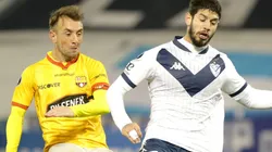 Damián Díaz of Barcelona SC competes for the ball with Matías de los Santos of Velez (Getty).
