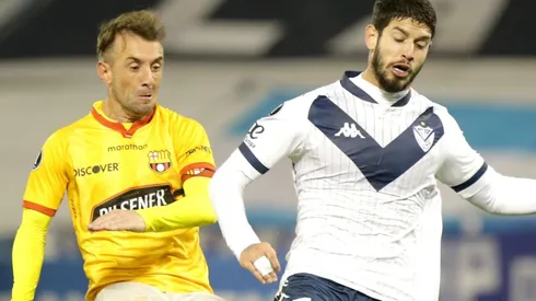 Damián Díaz of Barcelona SC competes for the ball with Matías de los Santos of Velez (Getty).