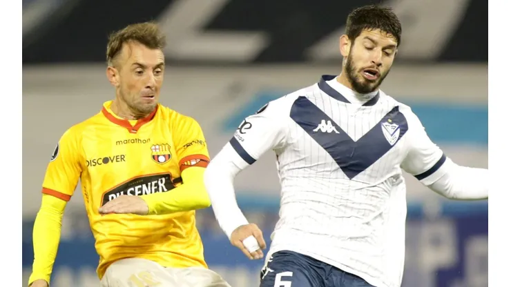 Damián Díaz of Barcelona SC competes for the ball with Matías de los Santos of Velez (Getty).