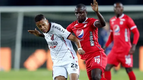Vitinho of Athletico Paranaense (left) and Luis Paz of America de Cali (Getty).
