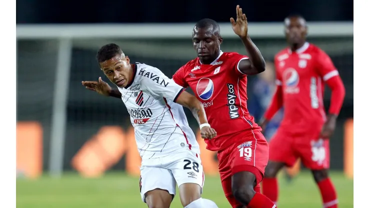 Vitinho of Athletico Paranaense (left) and Luis Paz of America de Cali (Getty).
