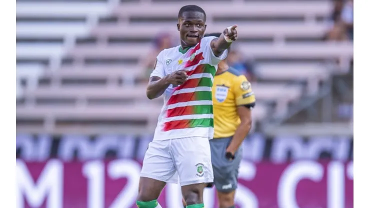 Gleofilo Vlijter put Suriname in front early in the game. (Twitter @GoldCup)