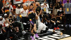 Devin Booker dunks on Giannis Antetokounmpo. (Getty)