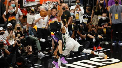 Devin Booker dunks on Giannis Antetokounmpo. (Getty)