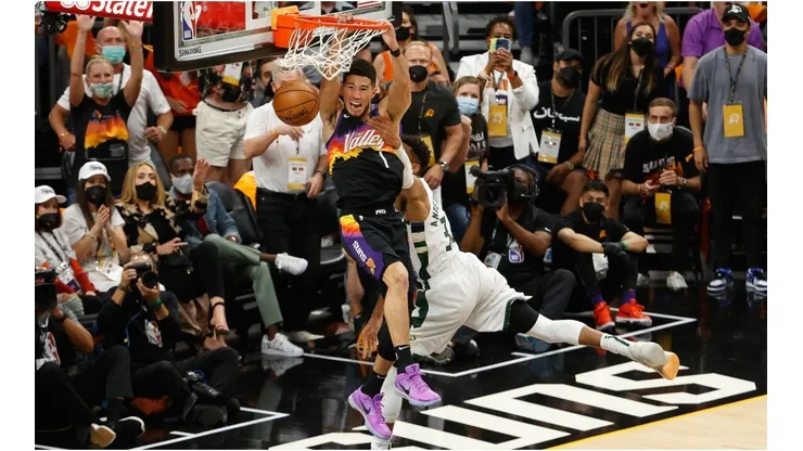Devin Booker dunks on Giannis Antetokounmpo. (Getty)