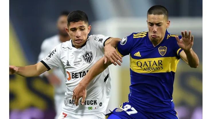 efferson Savarino of Atletico Mineiro (left) and Gonzalo Sandez of Boca Juniors (Getty).