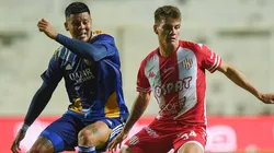 Marcos Rojo of Boca (left) and Kevin Zenón of Unión in the last meeting between Boca and Unión in the Copa de la Liga Profesional 2021. (Getty)