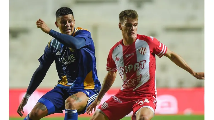 Marcos Rojo of Boca (left) and Kevin Zenón of Unión in the last meeting between Boca and Unión in the Copa de la Liga Profesional 2021. (Getty)