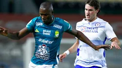 Andres Mosquera of Leon (left) and Santiago Gimenez of Cruz Azul (Getty).