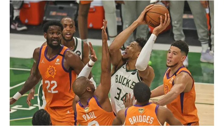 Giannis Antetokounmpo scores against the Suns. (Getty)