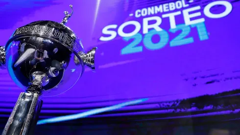 Detailed view of the 2021 Copa Libertadores trophy. (Getty)