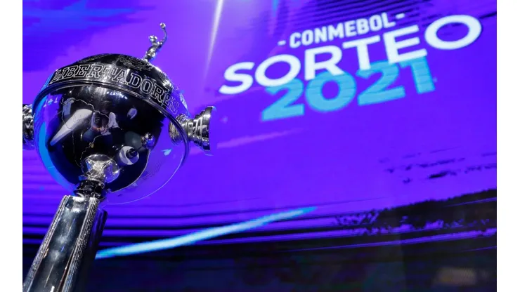 Detailed view of the 2021 Copa Libertadores trophy. (Getty)