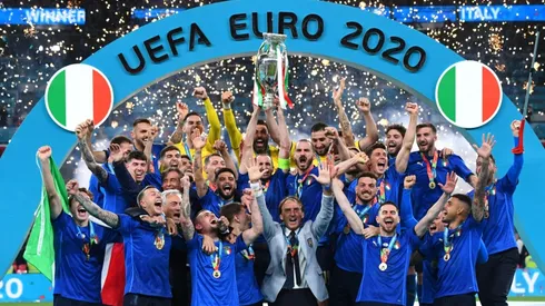 Italy national team with the Euro 2020 Trophy. (Getty)