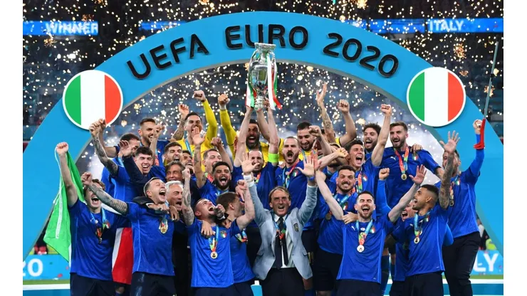 Italy national team with the Euro 2020 Trophy. (Getty)