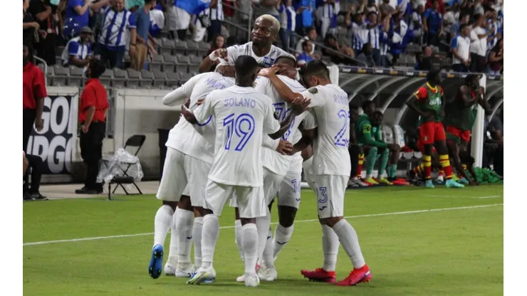 Honduras celebrate Jerry Begston goal (Twitter: @fenafuthorg)